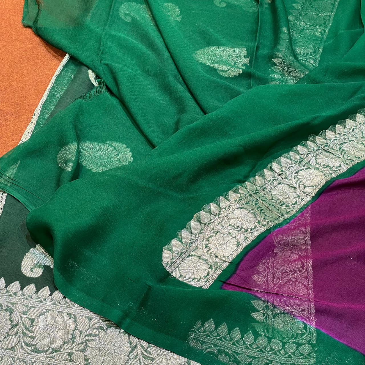 100% Pure Banarasi Khaddi Chiffon Silver Zari Kadwa Buti Handloom Saree Megenta With Bottle Green Colour