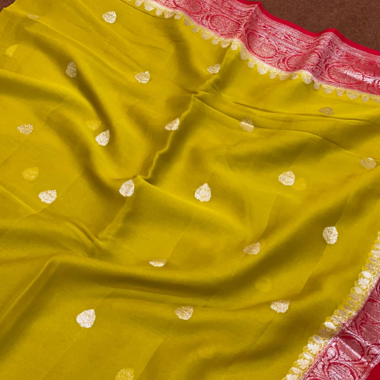 100% Pure Banarasi Khaddi Chiffon Silver Zari Kadwa Buti Handloom Saree Dhani Yellow With Red Colour