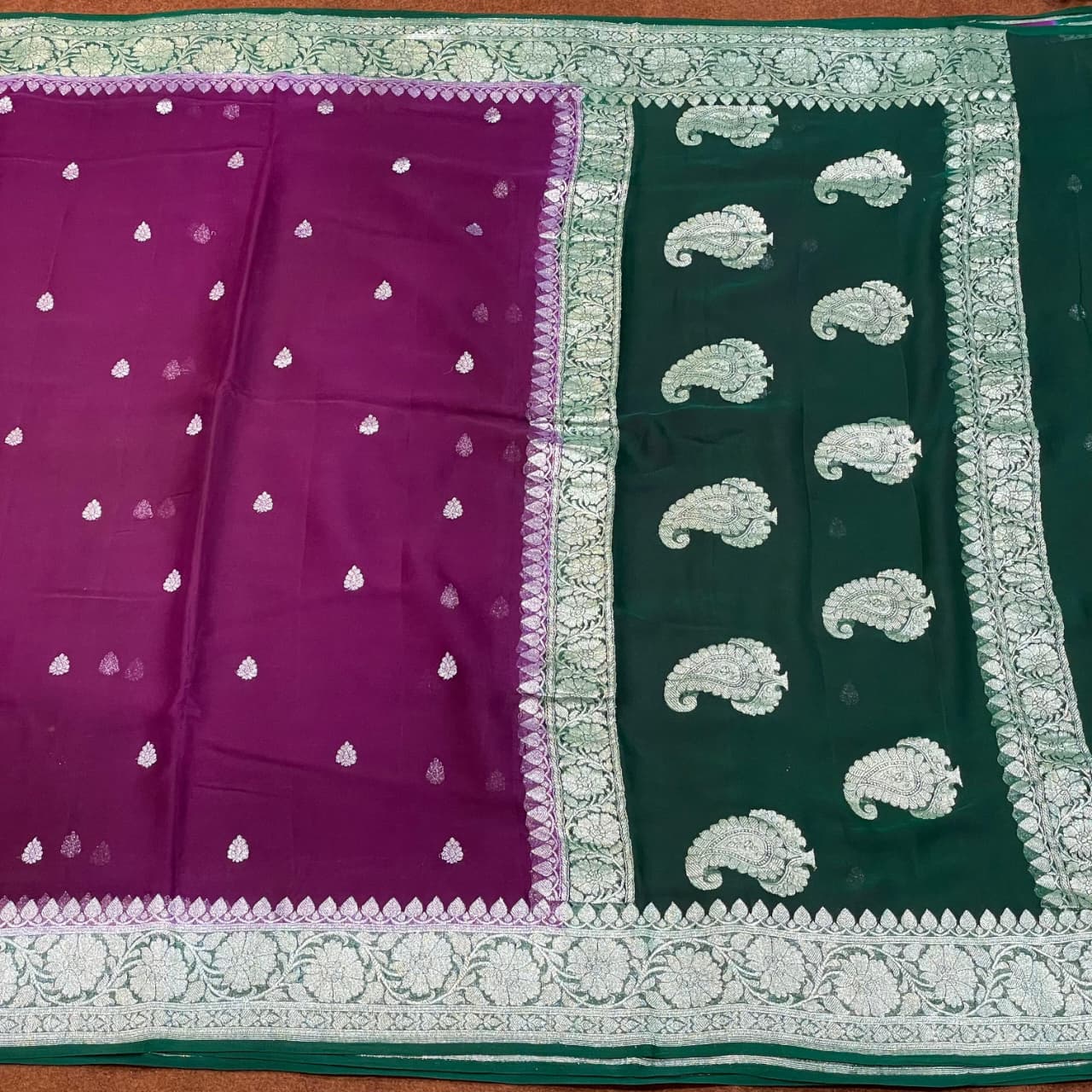 100% Pure Banarasi Khaddi Chiffon Silver Zari Kadwa Buti Handloom Saree Megenta With Bottle Green Colour