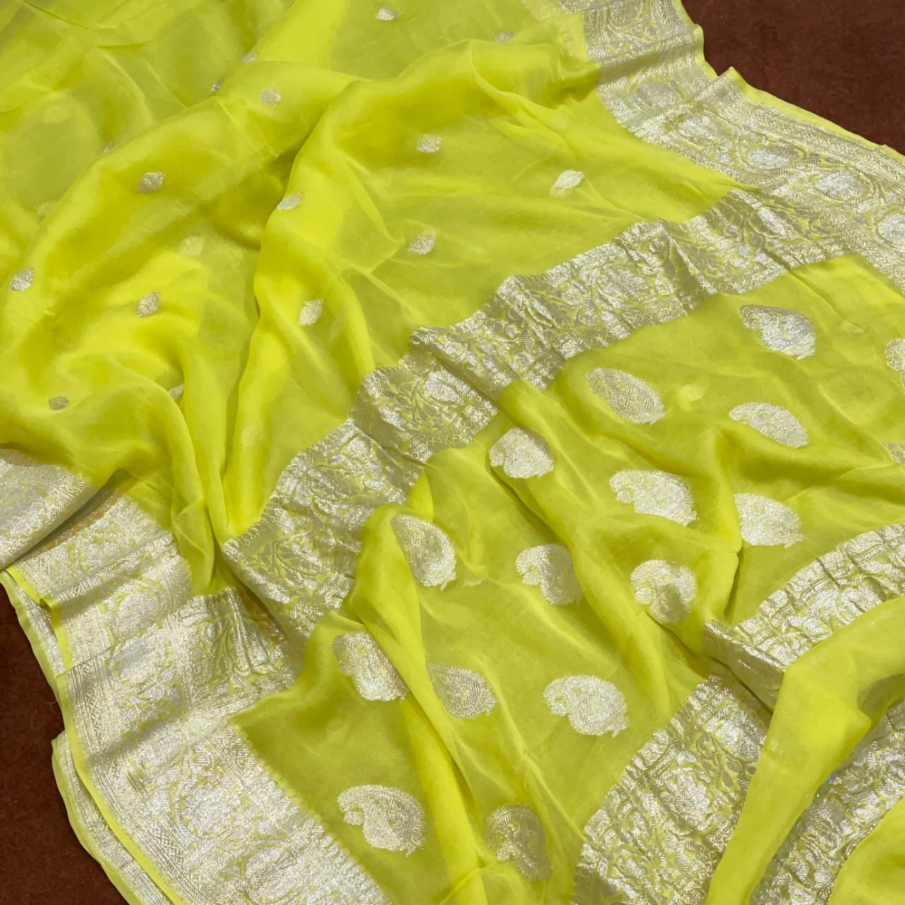 100% Pure Banarasi Khaddi Chiffon Silver Zari Kadwa Buti Handloom Saree