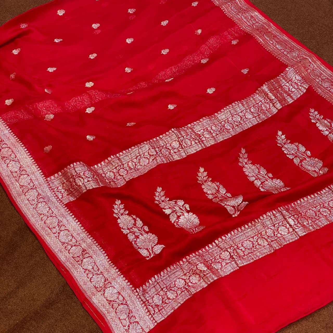 100% Pure Banarasi Khaddi Chiffon Silver Zari Kadwa Buti Handloom Saree