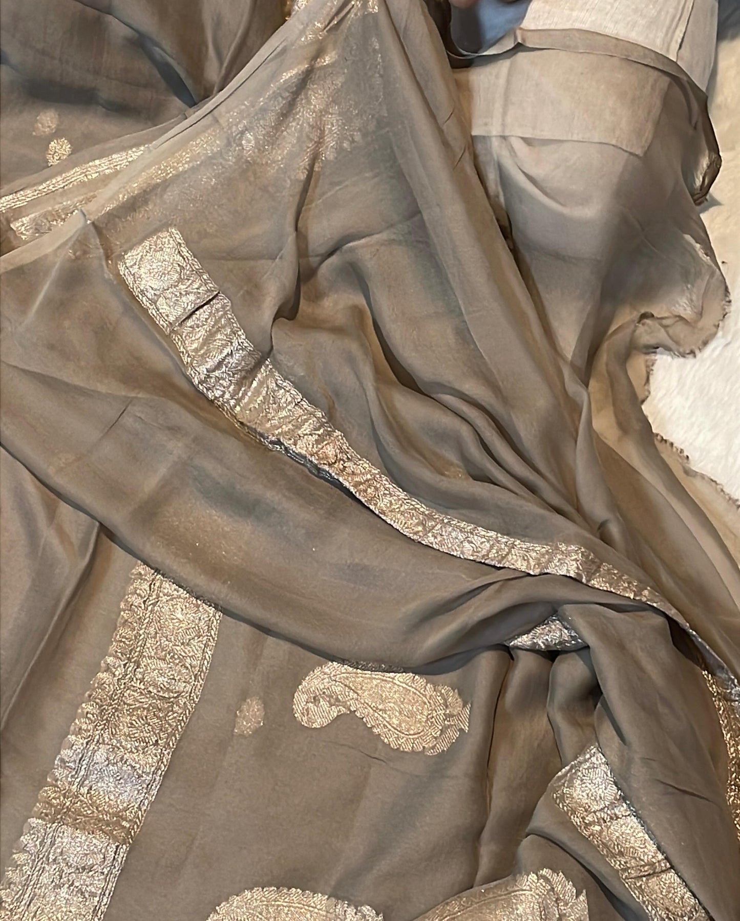 100% Pure Banarasi Khaddi Chiffon Silver Zari Kadwa Buti Handloom Mouse grey Color