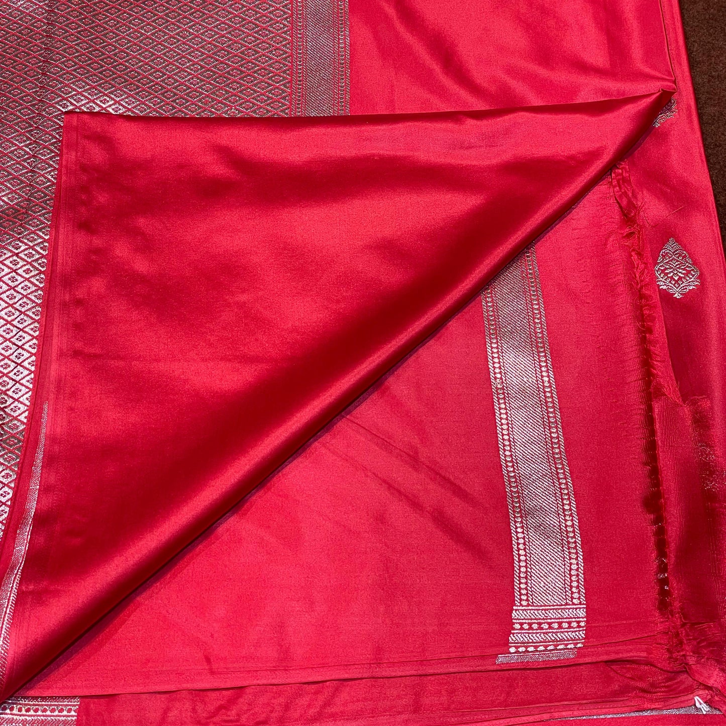 Scallop Style Boder Mashru Silk Saree Bright Red Color